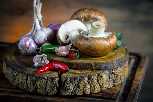 Şampiyon mantarları eski arkaplanda besin maddeleriyle kompozisyonda