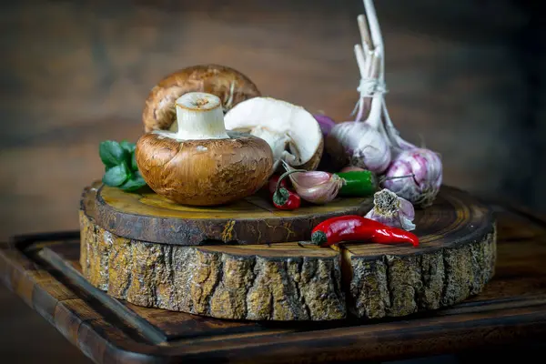 Şampiyon mantarları eski arkaplanda besin maddeleriyle kompozisyonda