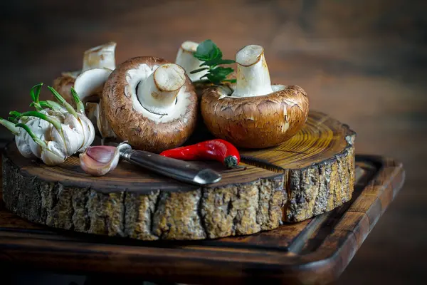 Şampiyon mantarları eski arkaplanda besin maddeleriyle kompozisyonda