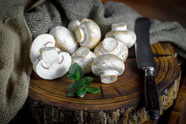 Şampiyon mantarları eski arkaplanda besin maddeleriyle kompozisyonda