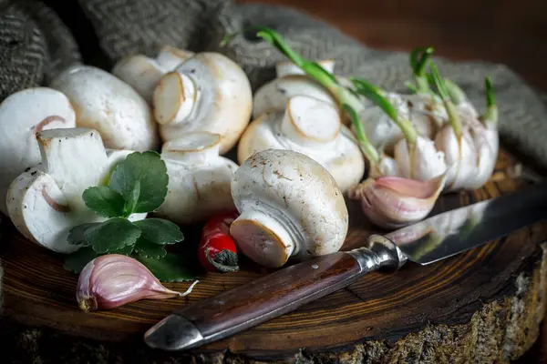 Şampiyon mantarları eski arkaplanda besin maddeleriyle kompozisyonda