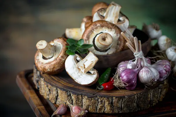 Şampiyon mantarları eski arkaplanda besin maddeleriyle kompozisyonda