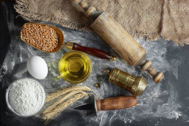 Eski bir arka planda un ve yumurtalarla hamur yoğurmak