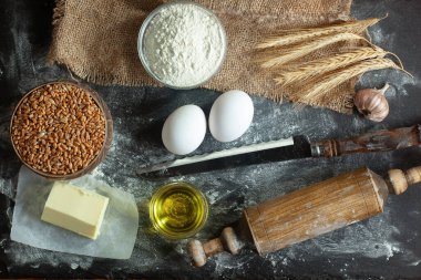 Eski bir arka planda un ve yumurtalarla hamur yoğurmak