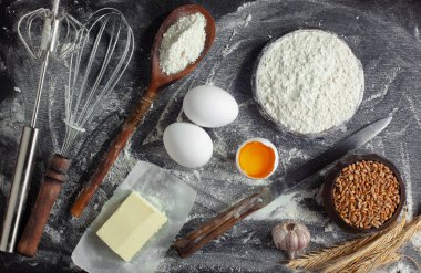Eski bir arka planda un ve yumurtalarla hamur yoğurmak