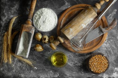 Eski bir arka planda un ve yumurtalarla hamur yoğurmak