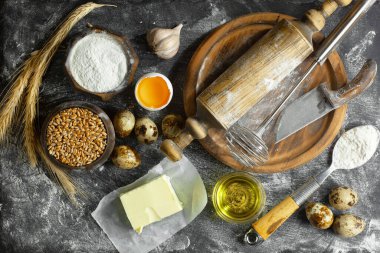 Eski bir arka planda un ve yumurtalarla hamur yoğurmak