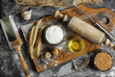 Eski bir arka planda un ve yumurtalarla hamur yoğurmak