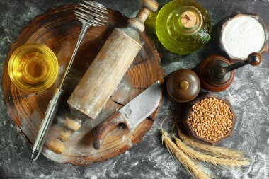 Eski bir arka planda un ve yumurtalarla hamur yoğurmak