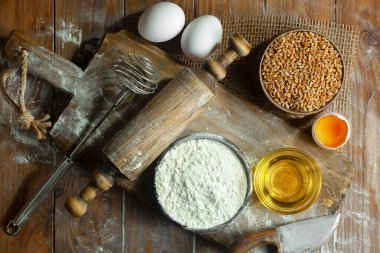 Eski bir arka planda un ve yumurtalarla hamur yoğurmak