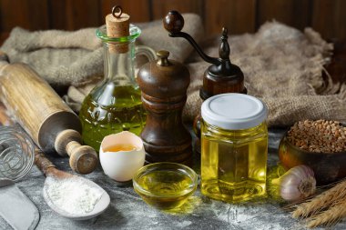 Eski bir arka planda un ve yumurtalarla hamur yoğurmak