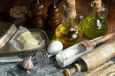 Eski bir arka planda un ve yumurtalarla hamur yoğurmak