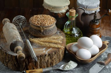 Eski bir arka planda un ve yumurtalarla hamur yoğurmak