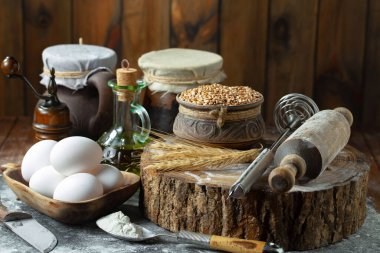 Eski bir arka planda un ve yumurtalarla hamur yoğurmak