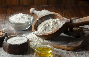 Eski bir arka planda un ve yumurtalarla hamur yoğurmak