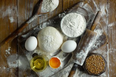 Eski bir arka planda un ve yumurtalarla hamur yoğurmak