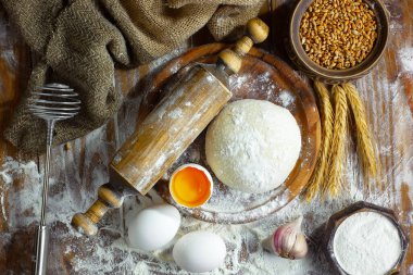 Eski bir arka planda un ve yumurtalarla hamur yoğurmak