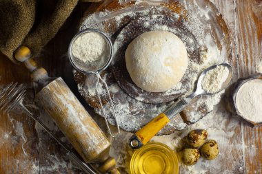 Eski bir arka planda un ve yumurtalarla hamur yoğurmak