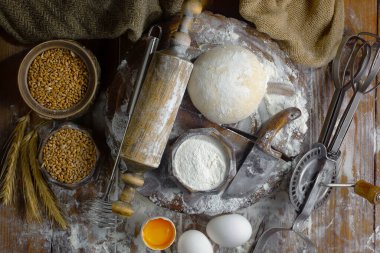 Eski bir arka planda un ve yumurtalarla hamur yoğurmak