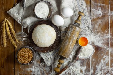 Eski bir arka planda un ve yumurtalarla hamur yoğurmak