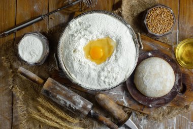 Eski bir arka planda un ve yumurtalarla hamur yoğurmak
