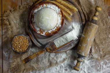 Eski bir arka planda un ve yumurtalarla hamur yoğurmak