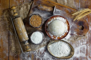 Eski bir arka planda un ve yumurtalarla hamur yoğurmak