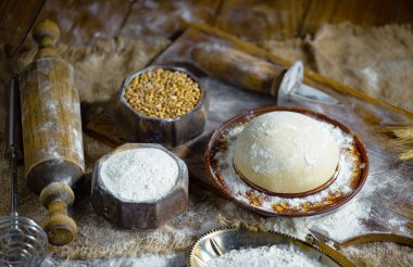 Eski bir arka planda un ve yumurtalarla hamur yoğurmak