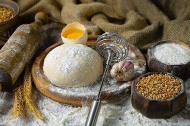 Eski bir arka planda un ve yumurtalarla hamur yoğurmak