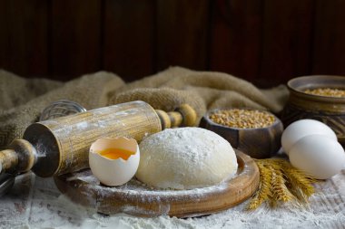 Eski bir arka planda un ve yumurtalarla hamur yoğurmak