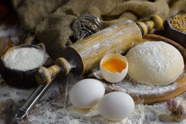 Eski bir arka planda un ve yumurtalarla hamur yoğurmak