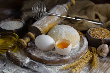 Eski bir arka planda un ve yumurtalarla hamur yoğurmak