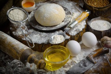 Eski bir arka planda un ve yumurtalarla hamur yoğurmak