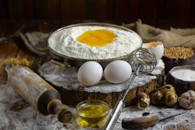 Eski bir arka planda un ve yumurtalarla hamur yoğurmak