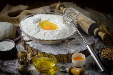 Eski bir arka planda un ve yumurtalarla hamur yoğurmak