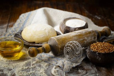 Eski bir arka planda un ve yumurtalarla hamur yoğurmak