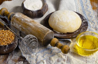 Eski bir arka planda un ve yumurtalarla hamur yoğurmak