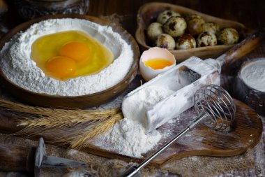 Eski bir arka planda un ve yumurtalarla hamur yoğurmak