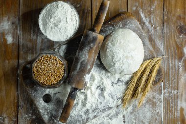 Eski bir arka planda un ve yumurtalarla hamur yoğurmak