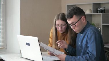 Genç ve güzel bir çift, evde, ödev yapıyorlar, birbirlerine yaslanıyorlar. Genç bir adam ev ödevini bir kıza açıklar..