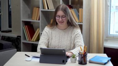  kadın, öğrenci, iş, kitap, eğitim, iş kadını, ofis, insanlar, yazma, üniversite, öğrenim, kişi, masa, çalışma, ev, okul, bilgisayar, not defteri, oturma, okuma, dizüstü bilgisayar, öğrenme, gülümseme, bir, arama