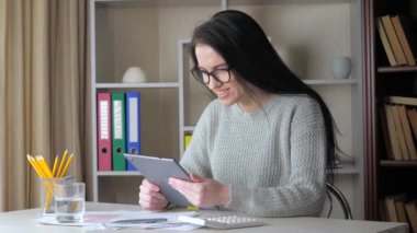 Gri bluzlu, koyu renk saçlı, gözlüklü ve kulaklıklı, rahat bir ev ortamında koltukta oturan, konuşan, duygusal hareketler yapan güzel bir kız. Yavaş Hareket