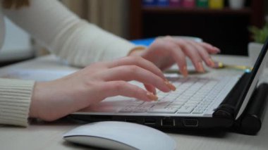 Ofiste, iş yapmak için gerekli eşyalarla birlikte bir kadının ellerini yakın plan çekeceğiz. Bir kız, bir hesap makinesi ve bilgisayar kullanarak, küresel bir mali raporun verilerini hesaplıyor. Yavaş çekim.