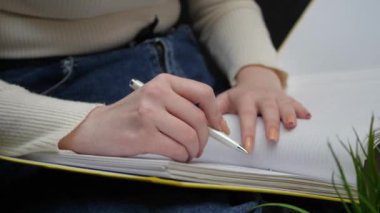 Ofiste, iş yapmak için gerekli eşyalarla birlikte bir kadının ellerini yakın plan çekeceğiz. Bir kız, bir hesap makinesi ve bilgisayar kullanarak, küresel bir mali raporun verilerini hesaplıyor. Yavaş çekim.