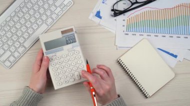 Yakın plan, genç bayan, merkez büroda çalışıyor, Kafkasyalı iş kadını, uzaktan iletişim kuruyor, iş yapmak hakkında bilgi topluyor, mesajlar gönderiyor. Yukarıdan bak. Yavaş çekim.