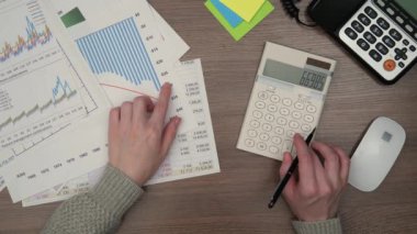 Yakın plan, genç bayan, merkez büroda çalışıyor, Kafkasyalı iş kadını, uzaktan iletişim kuruyor, iş yapmak hakkında bilgi topluyor, mesajlar gönderiyor. Yukarıdan bak. Yavaş çekim.