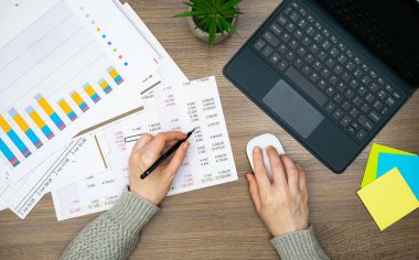 Ofiste bilgisayarlı kadın elleri, üst görünüm. Ofiste bilgisayarlı kadın elleri, üst görünüm..