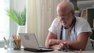 Yaşlı bir cerrah, hastanın tıbbi geçmişi olan bir ofiste çalışır. Başarısız bir ameliyattan sonra endişelenir ve duygusal olarak hareket eder. Yavaş çekim.