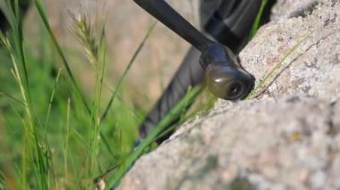 Dönen ve dönen makaralar, balıklar, açık havada, temiz havada, nehirde. Ağır çekim. Yakın plan..