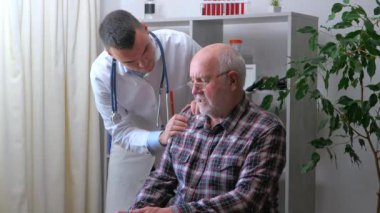 Ofiste genç bir doktor, yaşlı bir adamı kabul ediyor, sağlık durumunu açıklıyor, teşhis koyuyor, uygun tedaviyi yazıyor ve yaşlı hastaya manevi destek veriyor. Yavaş çekim.